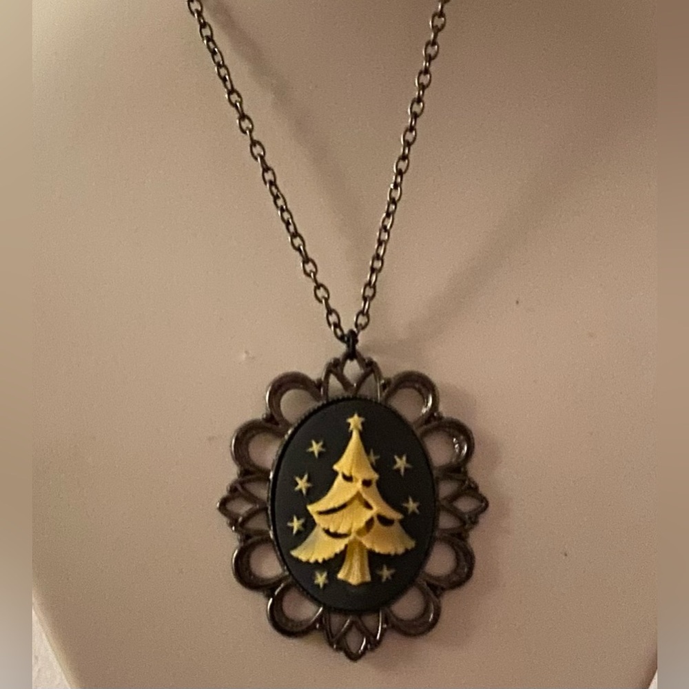 NEW Christmas Cameo pendant necklace